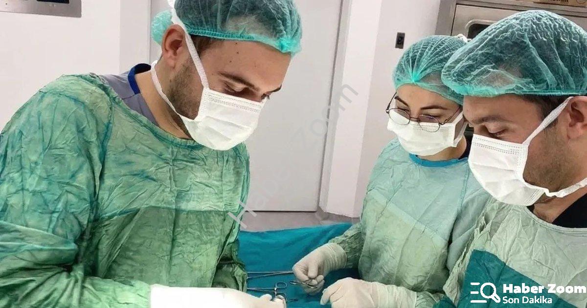 "Şuhut Devlet Hastanesi'nde Cerrahi Başarı: İlk Kez Uygulanan Yöntemle Hasta Sağlığına Kavuştu" başl